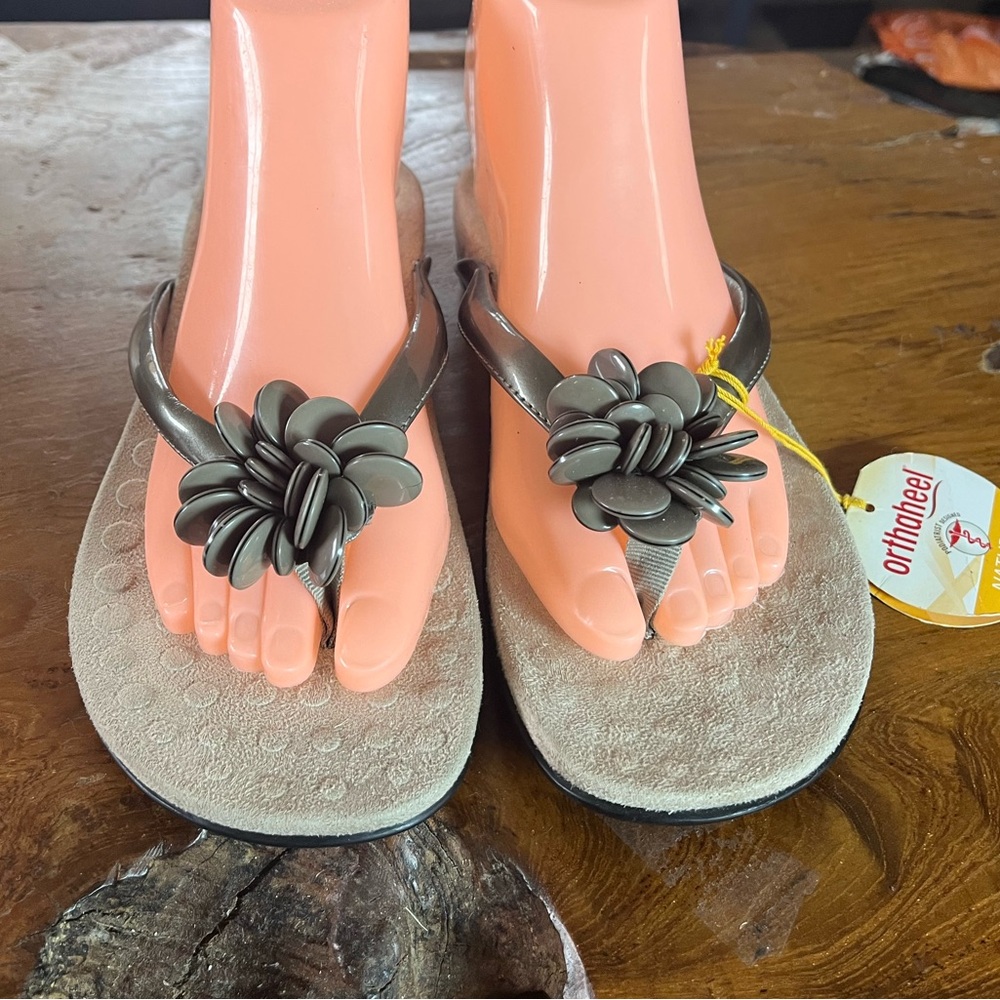 Vionic Floral Embellished Toe Post Orthaheel Technology Sandals size 7 / 38